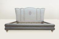 古典與現代相結合，即有古典的韻味，又具有時尚感的簡歐家具風格床。