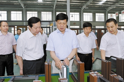 河南省省長謝伏瞻到信陽國際家居產業小鎮調研,并參觀了天一美家集團信陽天一窗業